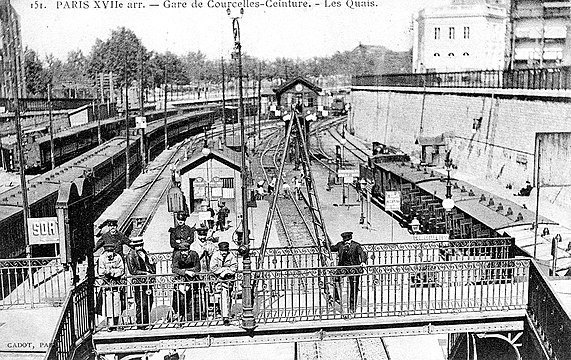 Gare de Courcelles-Ceinture en contrebas de la rue Philibert-Delorme vers 1900.
