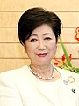 東京都知事[注釈 2]（2016年8月 -) 小池百合子。2022年12月にはフォーブス誌の「世界で最も影響力がある女性100人」に選ばれた[33]。