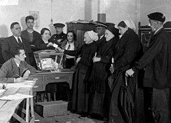 Voting in Eibar on November 5, 1933.