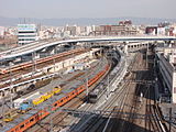 2008年3月15日のダイヤ改正より使用を開始した大和路線と阪和線を結ぶ短絡線と短絡線を走行する223系。後方に見える高架道路は大阪府道28号線天王寺バイパス