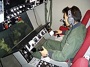 シミュレーターで空中給油ブーム操作を訓練する航空自衛官