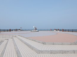 恵山泊漁港公園の様子 野寒布岬の碑やイルカのモニュメントがあるのが見える（2015年4月）