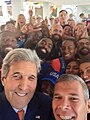 L'invention de la photographie au XIXe siècle puis le développement de l'industrie numérique conduisent à se poser la question : « dans quelle mesure un selfie constitue t-il un autoportrait ? » Selfie d'une personne anonyme (en bas à droite), pris en 2016 au Brésil, en présence de John Kerry, secrétaire d'État des États-Unis, devant une foule.