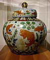 Vase Ming de style wucai, décor aux poissons rouges.