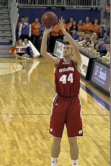 An image of Frank Kaminaky in the basketball court in 2012 against the florida gaters
