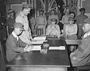 駐布干維爾島的第17軍司令官神田正種在巴布亞紐幾內亞向澳洲代表簽署投降書，攝於1945年9月8日。