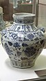 Grande jarre ovoïde, octogonale. Première moitié du XIVe siècle. Jingdezhen. Porcelaine blanche à décor en bleu sous couverte. De telles jarres étaient généralement destinées à l'exportation. Cet exemplaire fut exhumé au Viêt Nam. Musée Guimet MG23582