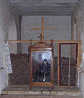 Squelette du moine Stéphanos, dans sa bure, devant l'ossuaire.