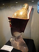 Couronne rouge et dôme or royal portés par Elizabeth Taylor