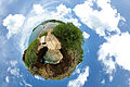 加勒比海法属圣马丁首府马里戈特的海灘360度球极平面投影图，由9张照片合成。