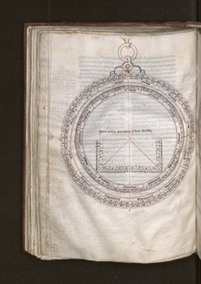 Photographie d'une page de livre où est tracé en noir et blanc le plan circulaire d'un astrolabe.