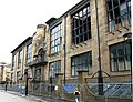 格拉斯哥艺术学校主建筑的正（北）面。位于格拉斯哥加内特希尔（Garnethill）的联福街（Renfrew Street）上。