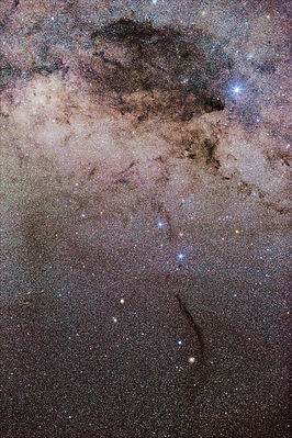 煤袋星雲是在照片頂部附近，看似黑暗的大片區域。