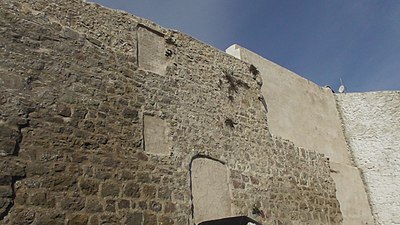 Vestiges du mur du château côté extérieur, enceinte de la ville.