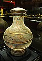 Vase en céramique peinte à reliefs de dragons et phénix, masques taotie aux anses. Han occidentaux. Musée du Palais de Pékin.