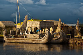 Village et bateaux sur le lac Titicaca