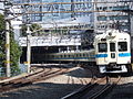 地上線と地下線の分岐点。すぐ南側に隣駅の南新宿駅があるが、ここまでが当駅構内となっている。