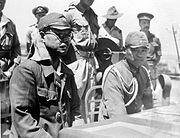 駐帝汶的戰車第四連隊連隊長戒田達一在停靠於古邦的莫爾茲比號（HMAS Moresby）上聽取日本無條件投降的內容。