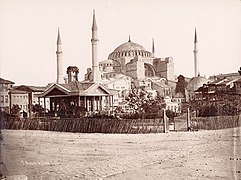 Photographie montrant les caractéristiques ottomanes sur la façade qui ont été enlevées plus tard (1880).