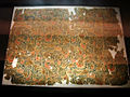 Fragment d'étoffe aux broderies de soie dites « de longévité (changshou) ». Han de l'Ouest[N 4], musée provincial du Hunan.