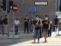 學生會成員由香港大會堂往和平紀念碑獻花