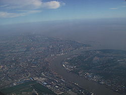 從空中鳥瞰吳淞口，圖中前側河流為長江，中間河流為黃浦江，右側為浦東，左側即為現已撤消的吳淞區之轄境。