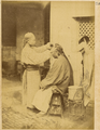 1874年，汉口街头的正在为顾客剃头的师傅。