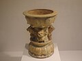 Lampe de céramique, à pied, avec des lions, datant soit des dynasties du nord, soit de la dynastie Sui, VIe siècle