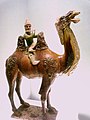 Chamelier sogdien sur un chameau de Bactriane : figurine sancai de la dynastie Tang