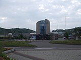 駅舎外観と駅前広場（2007年6月）