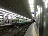 京阪本線京橋駅のホームと2400系（2008年11月）