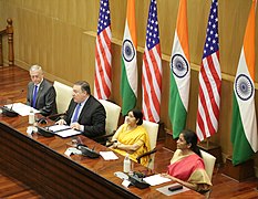 从左到右：美国时任国防部长吉姆马蒂斯，蓬佩奥、印度部长兼外交事务苏史马斯瓦拉杰和印度的国防部长妮玛拉希塔摩拉于2018年在新德里的第一个2+2会议