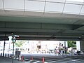 国道43号の甲子園交差点（南西側より北東側に向いて撮影）。国道43号の高架橋には架線を吊るすための金具の跡がある。