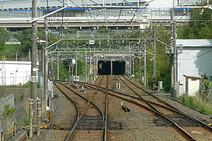 从列车内观看驹井野信號場，其中直行进入隧道段为东成田线，左拐段为往成田機場的京成本線。