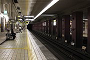 駅構内は全体的に低天井（本山駅）