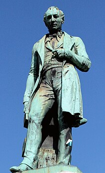 Statue de John Cockerill surmontant le monument