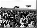1932年10月的上海虹桥机场，当地群众聚集观看起降飞机
