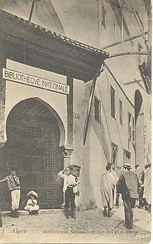 Ancienne photo de l'entrée d'un bâtiment mauresque.