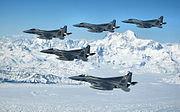 جنگنده‌های F-15 Strike Eagles نیروی هوایی ایالات متحده در حال پرواز بر فراز آلاسکا.