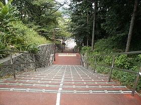 鄰近金比羅宮神社周邊，劇中雫快速奔下的階梯[71]。