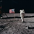 1969年阿波罗11号宇航员巴兹·奥尔德林在月球静海上向美国国旗致敬。