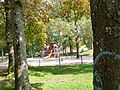 Parmi les beaux arbres du jardin public des jeux de plein air pour les enfants.