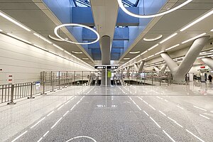 14号线站厅，北侧的白墙内部为建设中的16号线及大兴机场线车站（2022年1月摄）