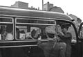 在柏林墙建立以后的1961年8月13日，东德卫兵检查通过检查哨的公共汽车乘客的许可