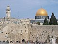 根据犹太人说法，今日圣殿山，前景的西墙是原第二聖殿的一部分，山上是圆顶清真寺， 阿拉伯人不认同该说法。
