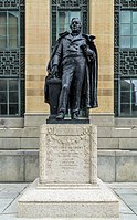 布莱恩特·贝克创作的米勒德·菲尔莫尔塑像，位于纽约州水牛城市政厅，1930年落成