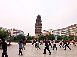 洋县开明寺广场上体育的民众（拍摄于2013年5月）。