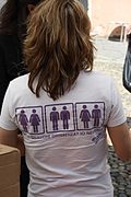 LGBTのイベントで、しっかり主張したいことをプリント柄にしたTシャツを着用している人