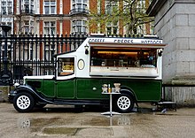 A food truck in London that sells hot dogs, crêpes, and coffee