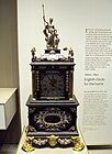 公元 1690 年，英格蘭的湯瑪斯·湯皮恩製作的華麗時鐘